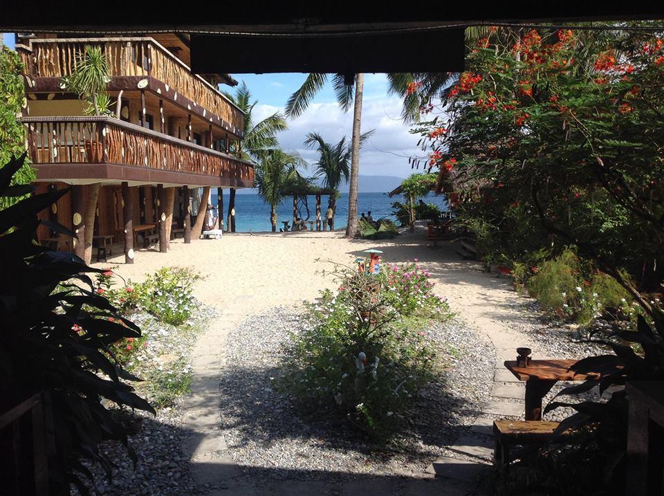 Bamboo House Beach Lodge & Restaurant Puerto Galera Bagian luar foto