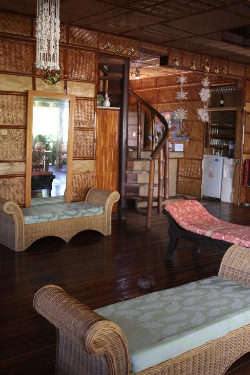 Bamboo House Beach Lodge & Restaurant Puerto Galera Bagian luar foto